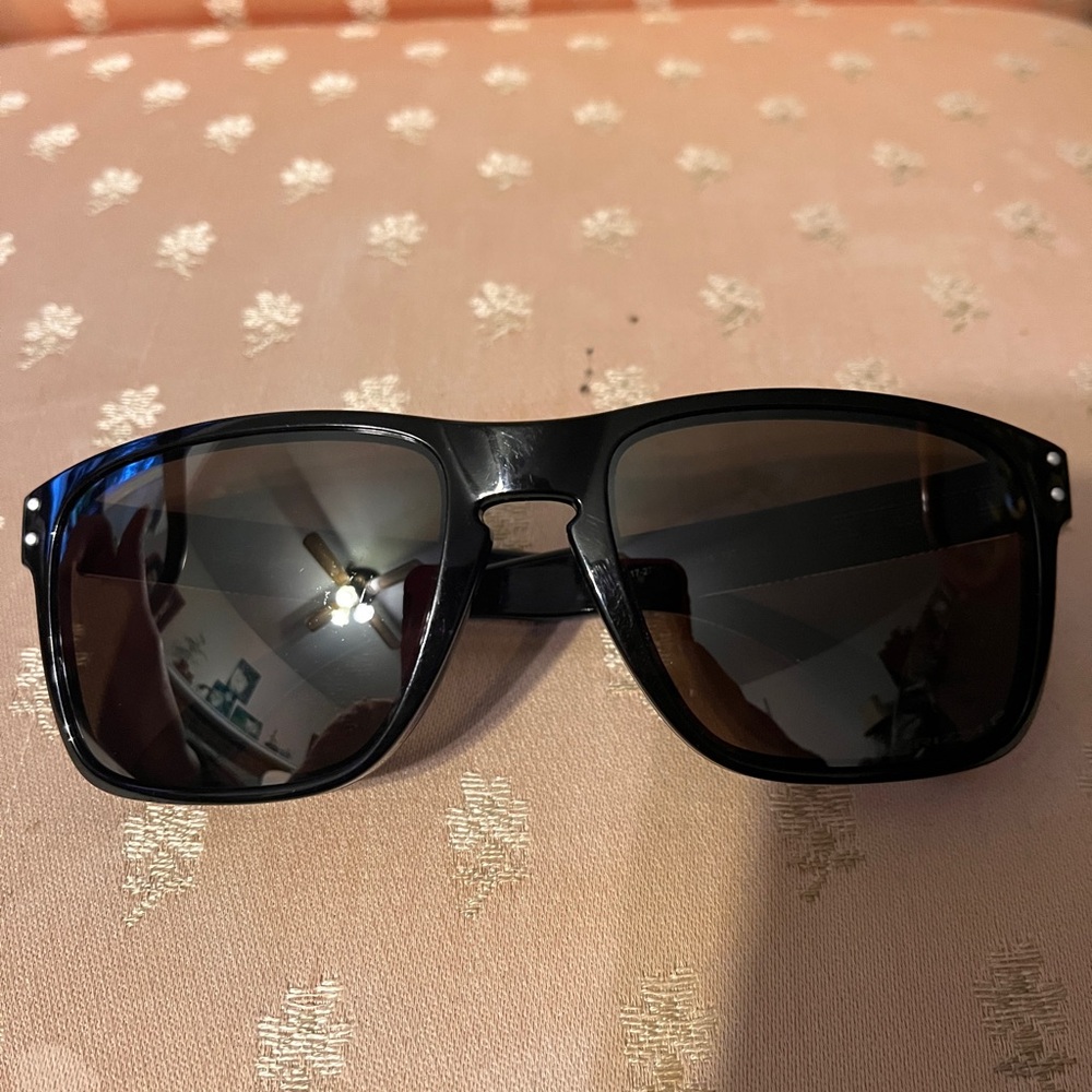 Oakley Holbrook sunglasses model oo9417-2759 good condition
